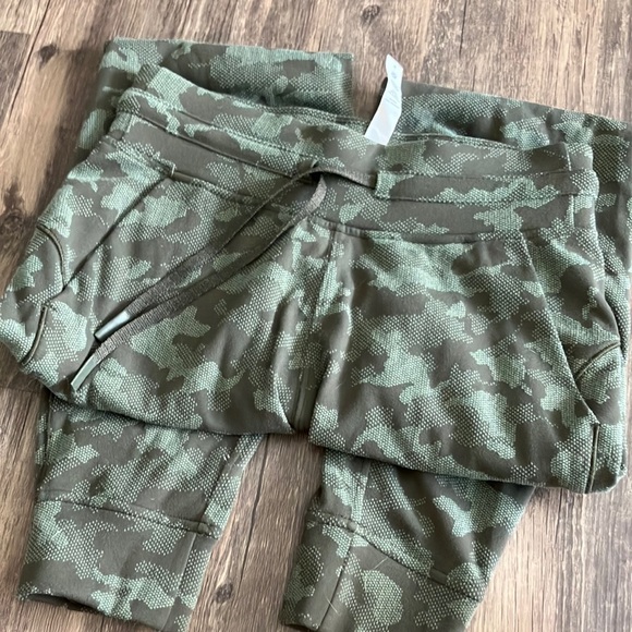 Lululemon joggers - Picture 1 of 4